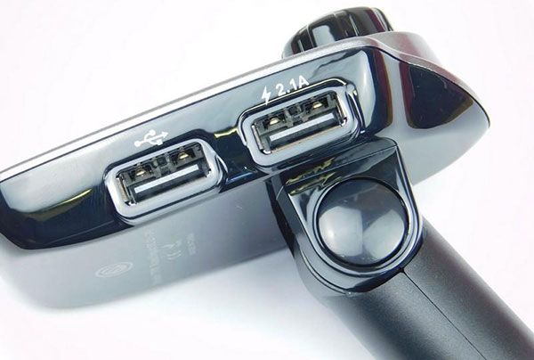 The two USB ports (charging and reading)